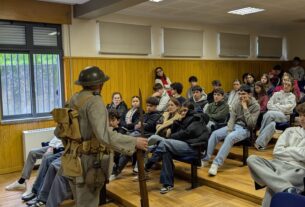 No dia 27 de janeiro de 2026, os alunos do 9.º ano participaram numa atividade que permitiu consolidar as aprendizagens sobre a Primeira Guerra Mundial. Após a visualização do documentário da RTP1 “Portugueses nas Trincheiras”, assistiram a uma dramatização protagonizada pelo neto do Soldado António Pereira dos Santos. Com indumentária completa, arma e baioneta, o “soldado” deu vida ao testemunho real do seu avô, combatente e prisioneiro em La Lys, com base no seu diário de guerra. A apresentação, dinâmica e impactante, despertou grande interesse nos alunos. O diário foi posteriormente publicado no livro “A Saga de um Combatente na I Guerra Mundial – de Chaves a Copenhaga”.