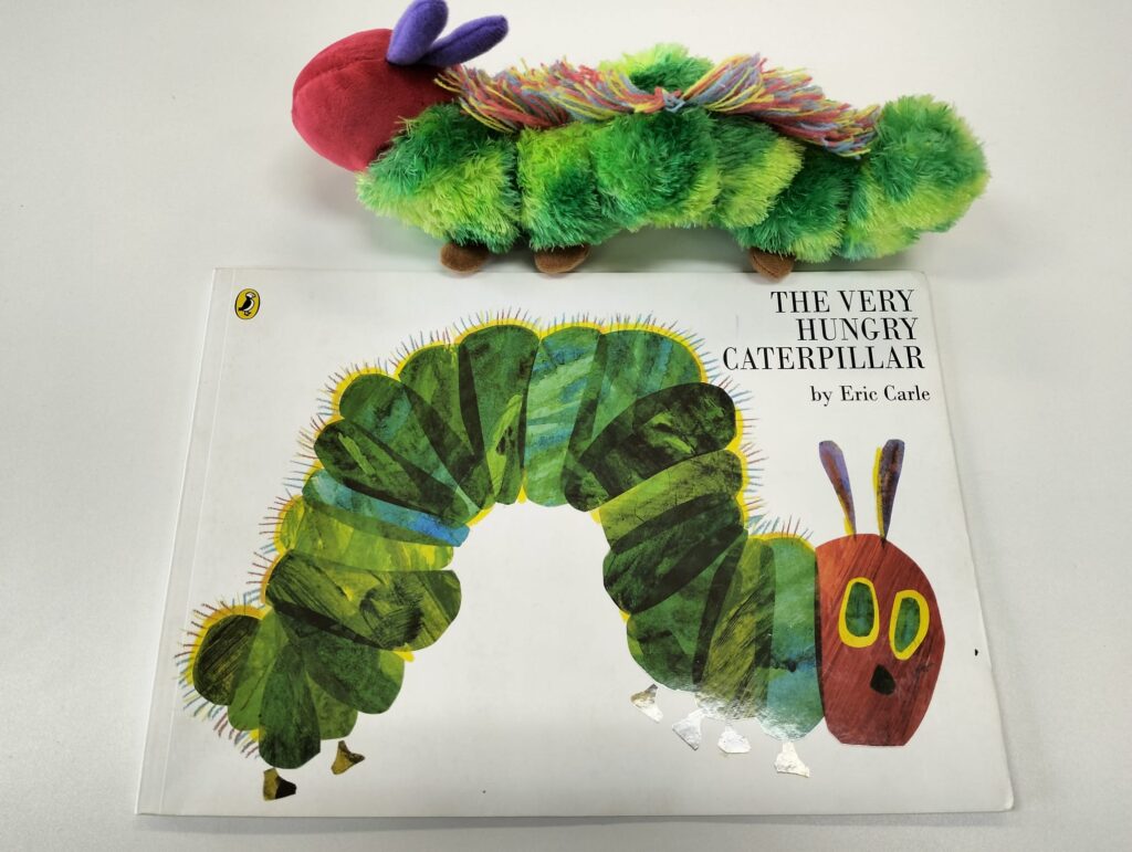 Hora do conto bilingue na escola sede – The very hungry caterpillar de Eric Carle