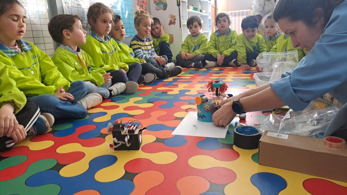 Crianças do JI 6 de Oliveira de São Mateus exploram o “Laboratório da Energia”