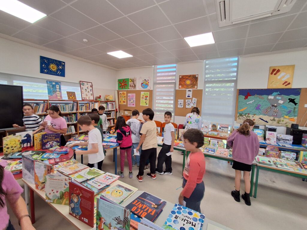 Feira do Livro itinerante na Biblioteca da EB de  Bairro