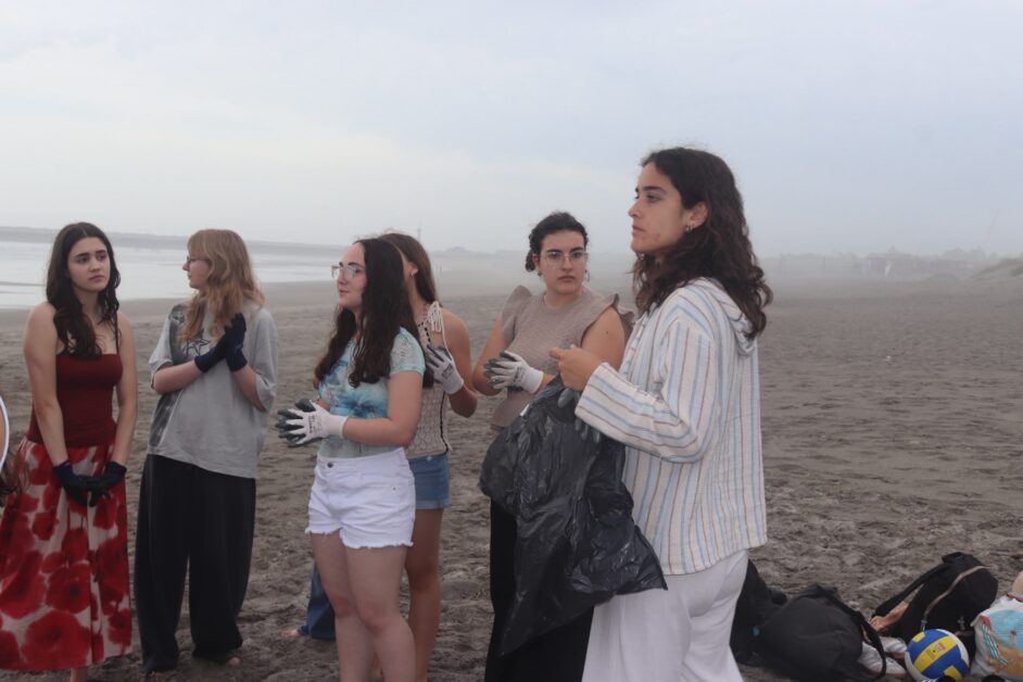 Limpeza de praia, na Praia do Cabedelo, em Viana do Castelo, organizada pelos jovens do projeto Youth Connect for Inclusion