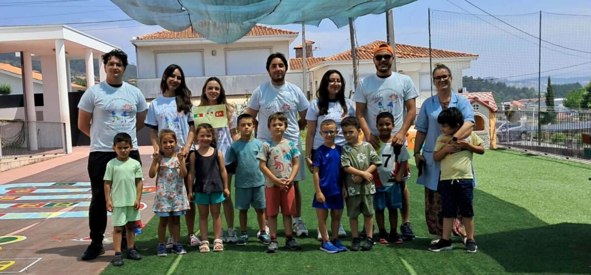 EB de Oliveira Santa Maria recebe o contributo dos voluntários turcos, no âmbito do Coro Europeu de Solidariedade