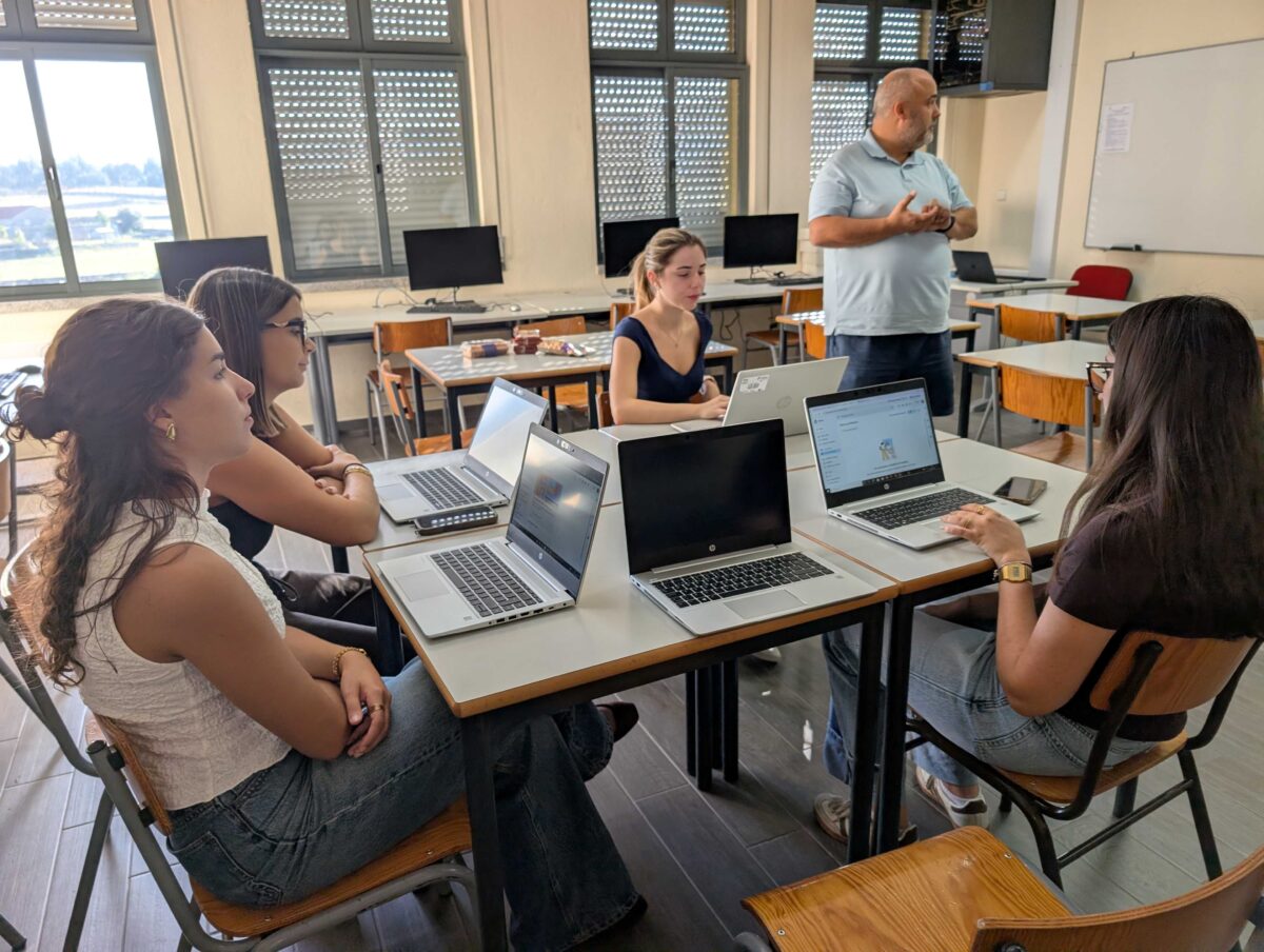 Jovens mentores do projeto de solidariedade capacitados para promover a Inclusão Digital
