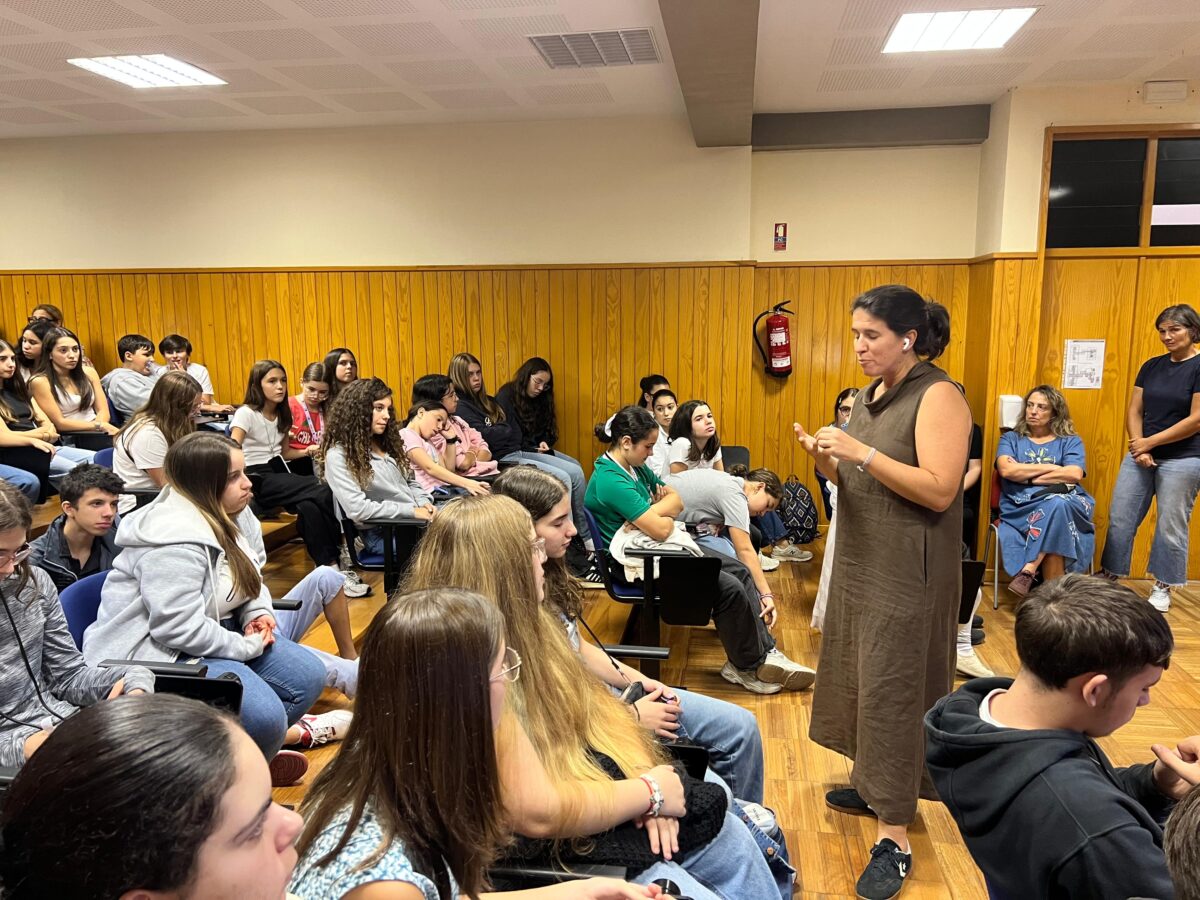 Cláudia Nóbrega, investigadora em imunologia, mostra às alunas do AETA que a ciência se faz de curiosidade e resiliência.