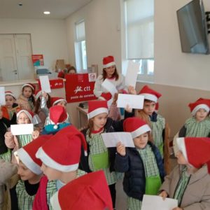 Crianças do JI de Bairro visitam os CTT para entregar cartas ao Pai Natal