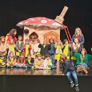 As crianças do JI da EB de Oliveira de São Mateus assistem à peça de teatro“O Caminho da Neve”.