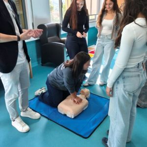 Alunos de 9.º ano adquirem competências de Emergência em Sessão Prática de SBV