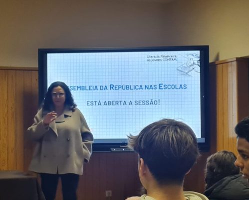 Deputadas visitam a Escola Básica Terras do Ave no âmbito do Parlamento dos Jovens