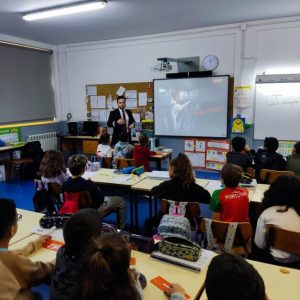 Visita de piloto de companhia aérea à EB de Oliveira São Mateus