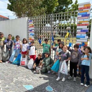 Alunos da EB Bairro promovem limpeza das bermas da estrada no Dia do Ambiente