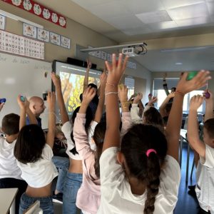 “Da Raiz ao Coração” encanta alunos com música e meditação