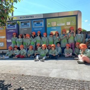 As crianças do JI de Bairro foram ao Eco-Centro Móvel.