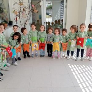 Famílias decoram bandeira para celebrar o Dia da Família no JI de Bairro. 