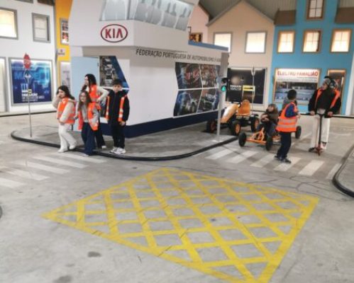 Alunos do 2º ano da EB de Riba De Ave aprendem regras de segurança rodoviária em Famalicão