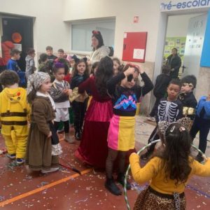 Alegria e folia no Carnaval da EB oliveira Santa Maria