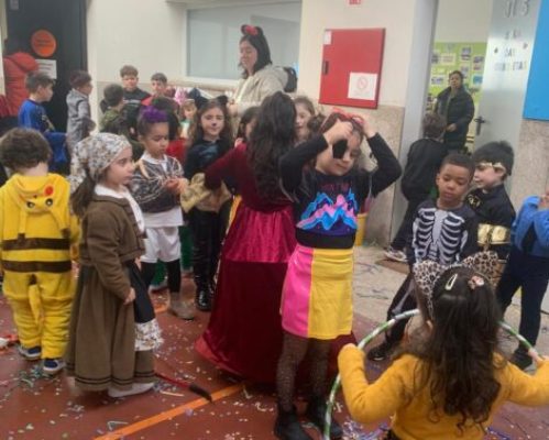 Alegria e folia no Carnaval da EB oliveira Santa Maria