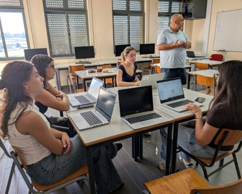 Jovens mentores do projeto de solidariedade capacitados para promover a Inclusão Digital