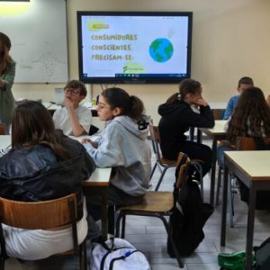 Iniciativas educativas promovem a sustentabilidade, o pensamento crítico e responsabilidade social entre os jovens.