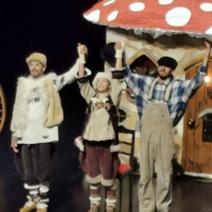 Alunos da Escola Básica de Delães assistem a peça de teatro no auditório da Casa de Delães