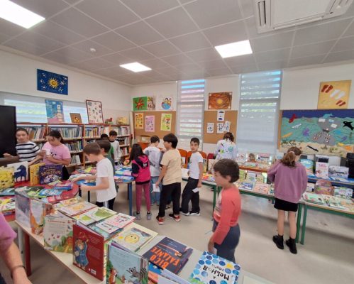 Feira do Livro itinerante na Biblioteca da EB de  Bairro