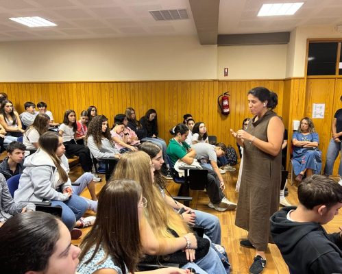 Cláudia Nóbrega, investigadora em imunologia, mostra às alunas do AETA que a ciência se faz de curiosidade e resiliência.